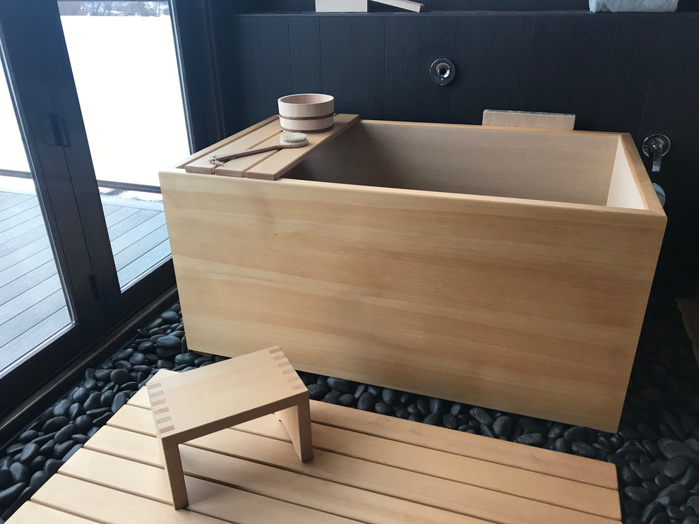raditional Japanese ofuro soaking tub